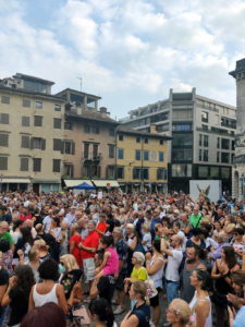 manifestazione in piazza delle libertà